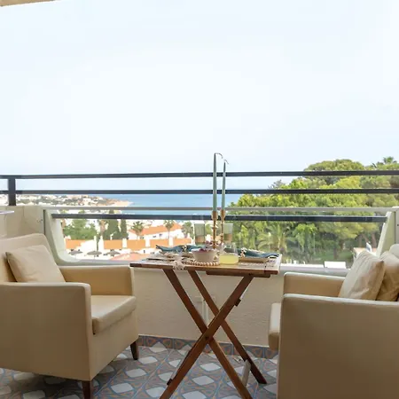 Ocean Glimpse Apartment